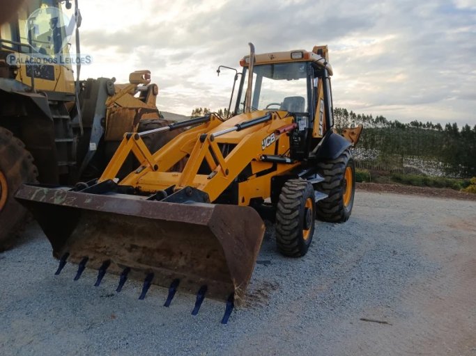 RETROESCAVADEIRA JCB 3C 4x4