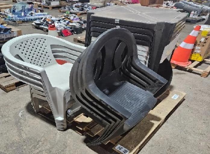 CADEIRAS E MESAS DE PLÁSTICO 