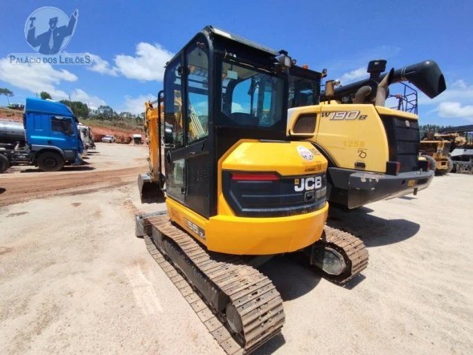 ESCAVADEIRA COMPACTA JCB JS 200