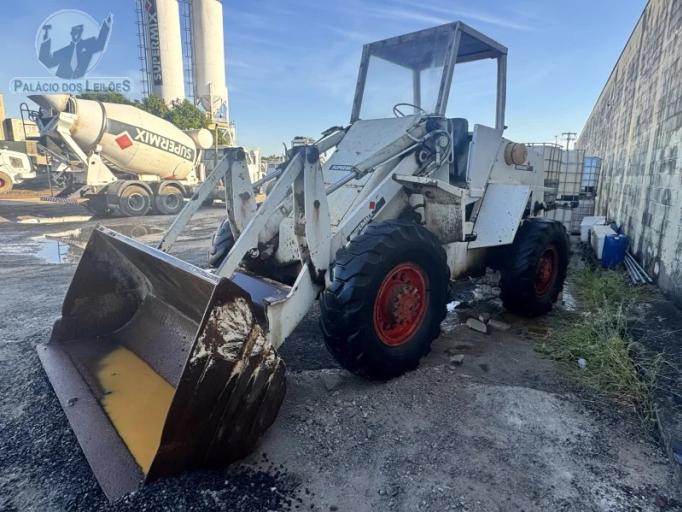 PÁ CARREGADEIRA CASE W 18