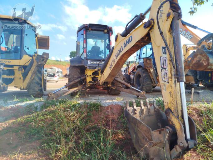 RETROESCAVADEIRA NEW HOLLAND B95B